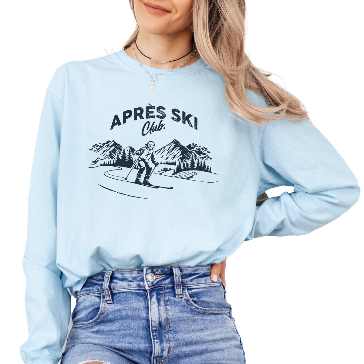 Aprés Ski Club Mountains - Women's Garment Dyed Long Sleeve Graphic T-Shirt