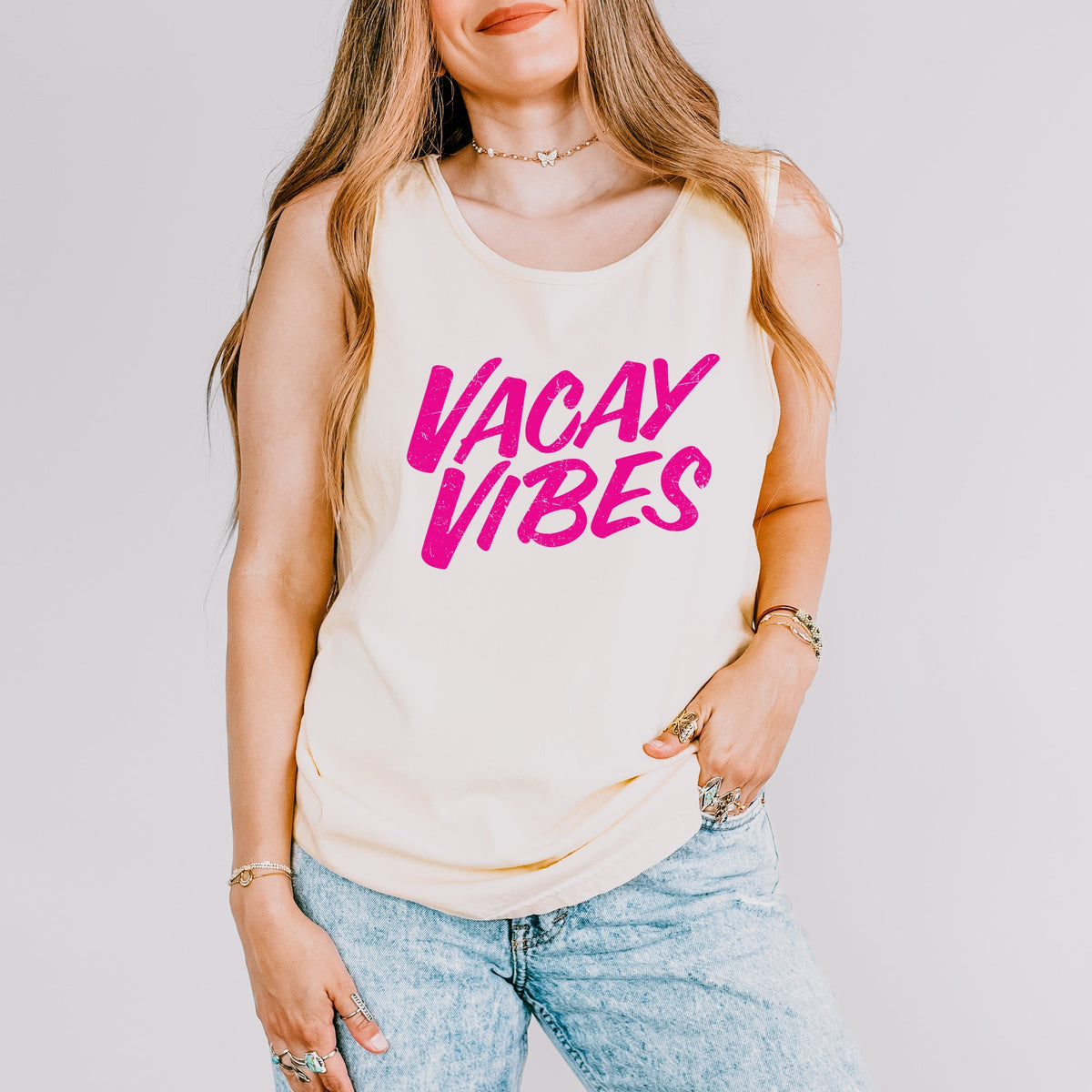 Vacay Vibes Distressed - Women's Garment Dyed Graphic Tank Top