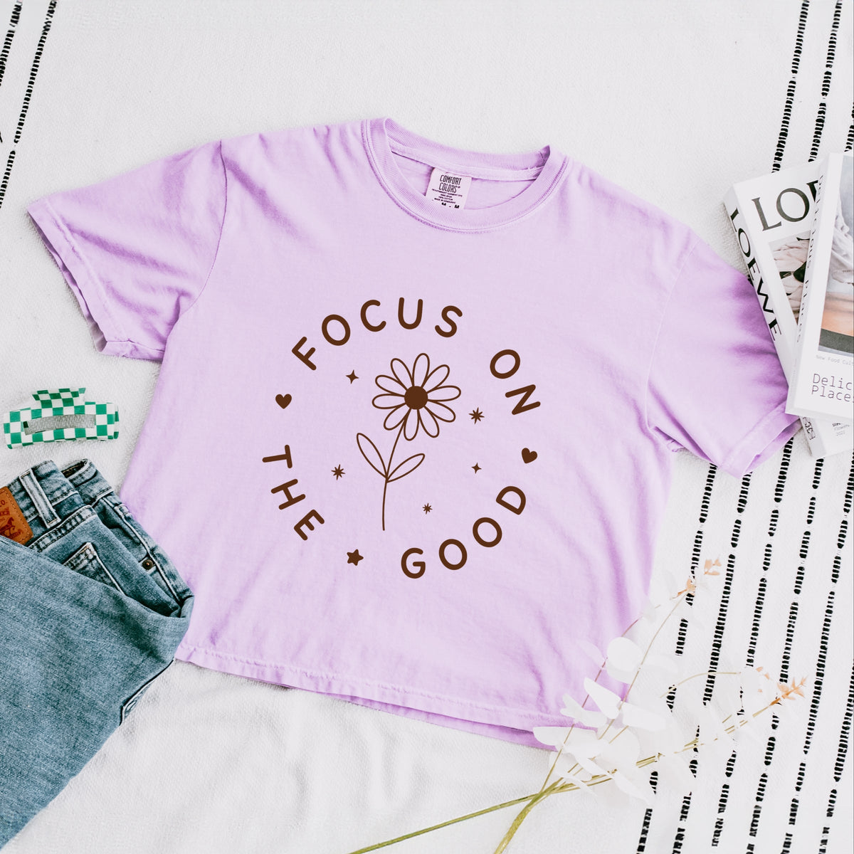 Focus On The Good Daisy - Women's Boxy Crop Top Graphic T-Shirt