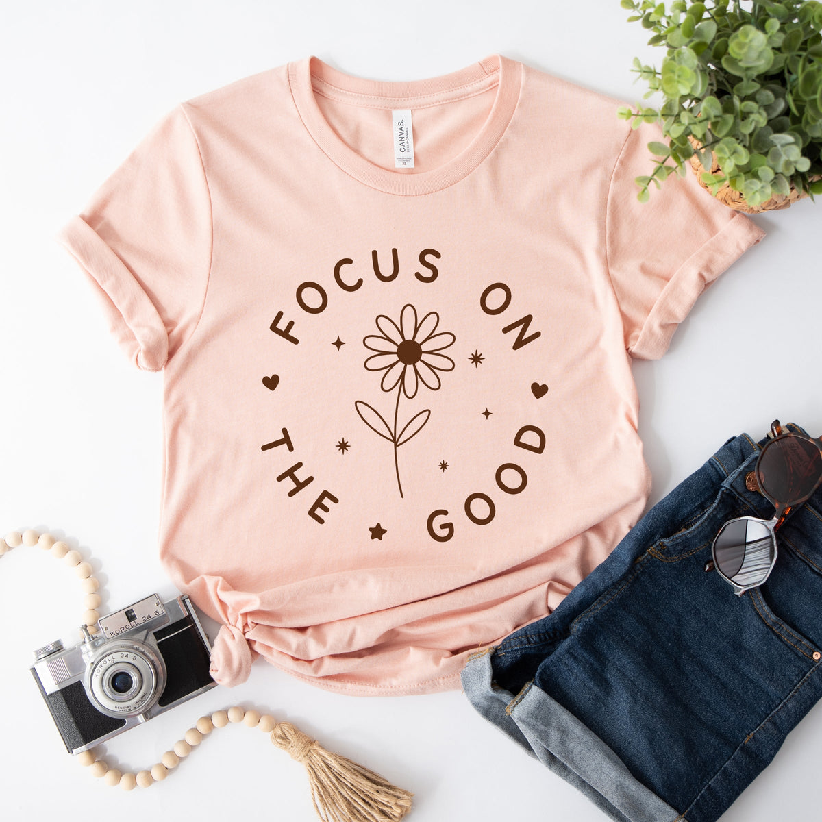 Focus On The Good Daisy - Women's Short Sleeve Graphic T-Shirt