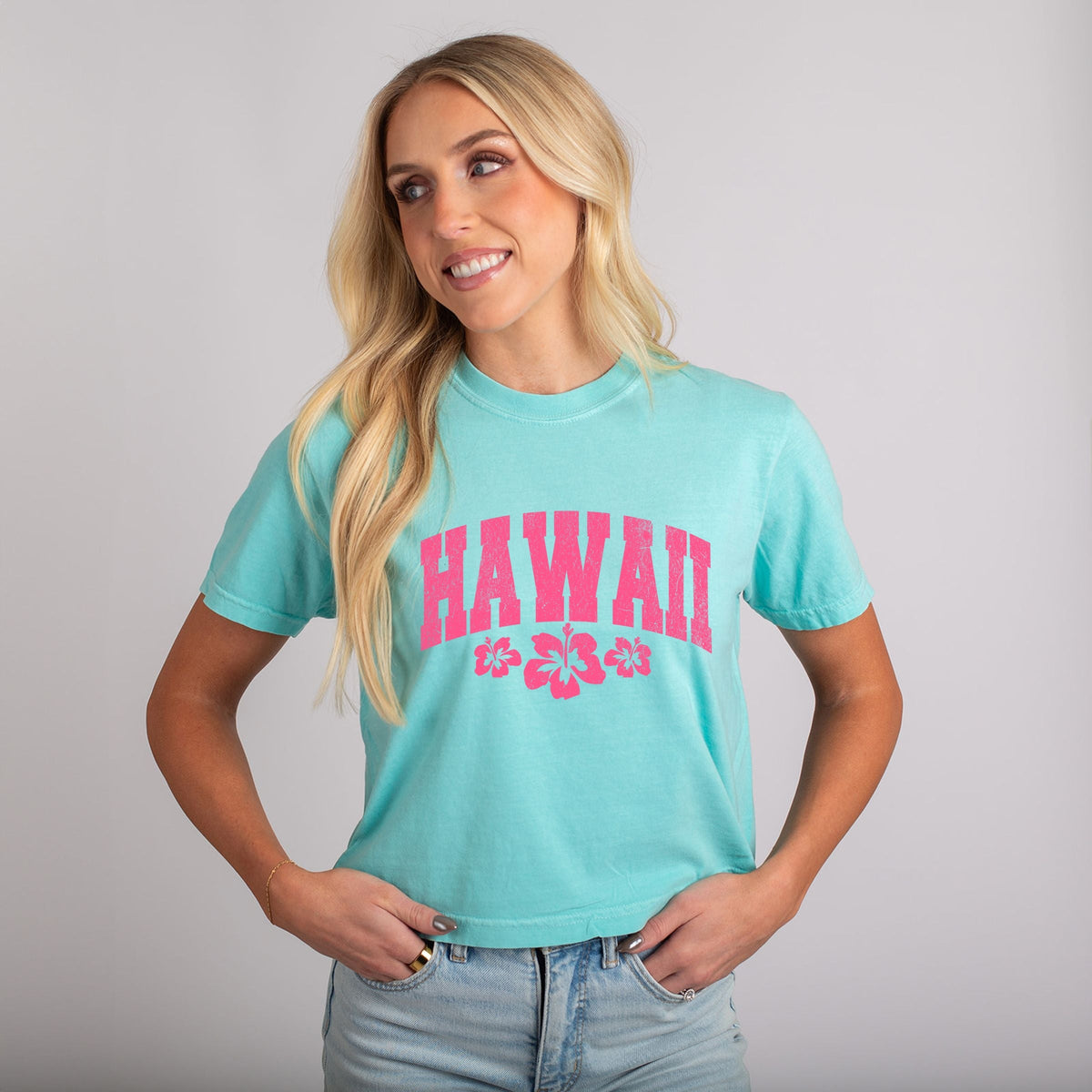 Hawaii Varsity Grunge - Women's Boxy Crop Top Graphic T-Shirt