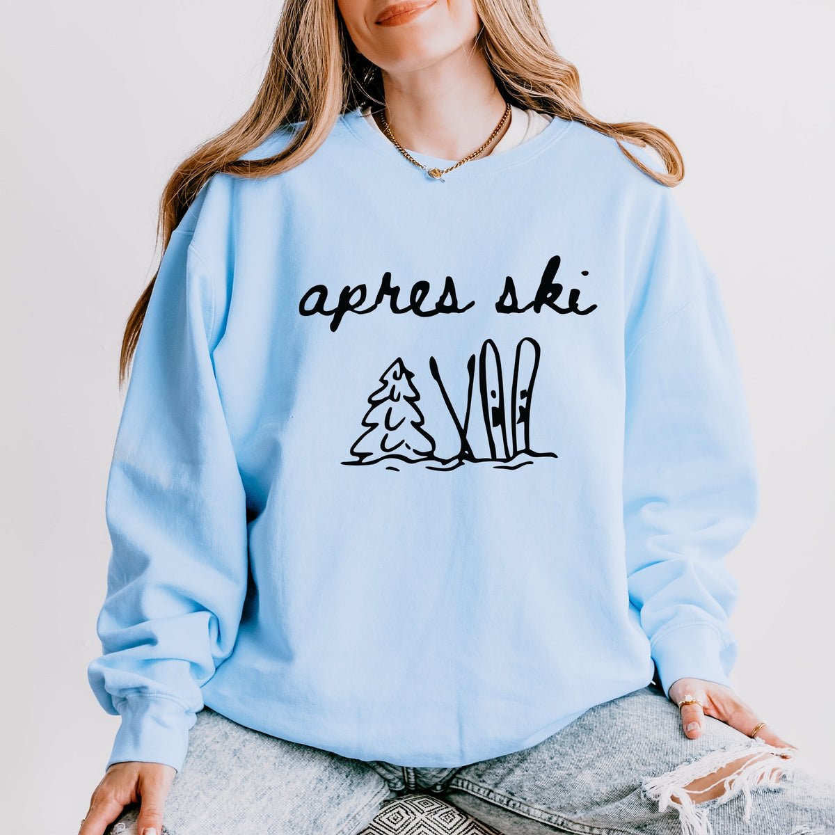 Aprés Ski Cursive Icons - Women's Lightweight Garment Dyed Sweatshirt