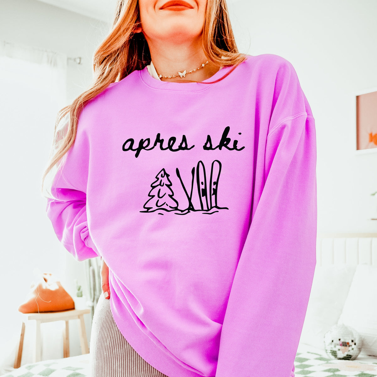 Aprés Ski Cursive Icons - Women's Lightweight Garment Dyed Sweatshirt