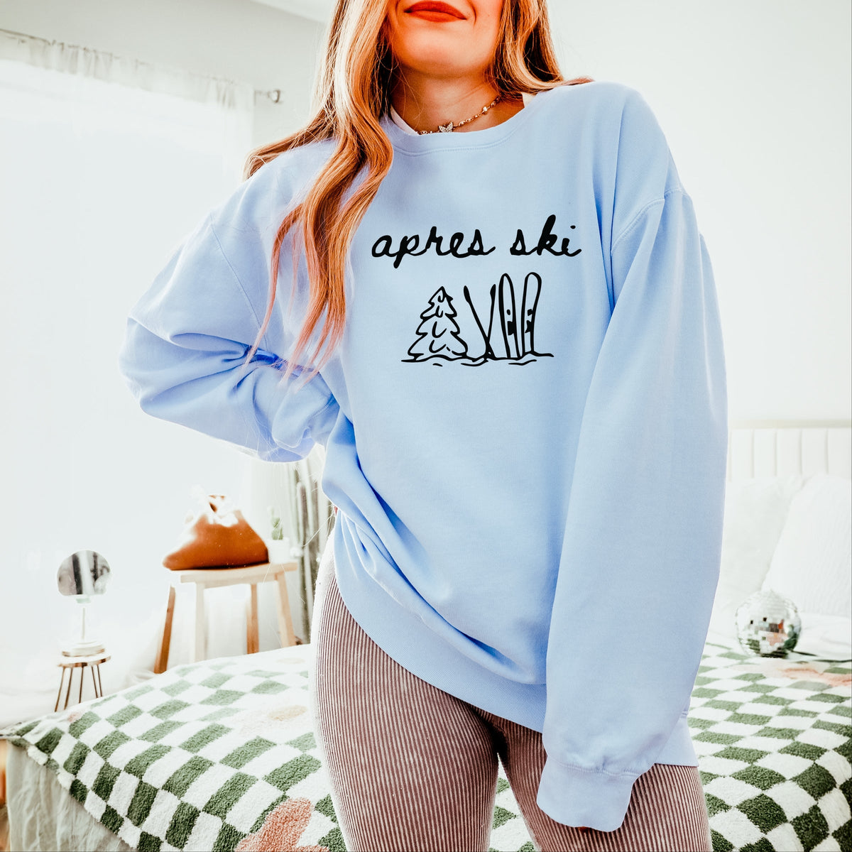 Aprés Ski Cursive Icons - Women's Lightweight Garment Dyed Sweatshirt