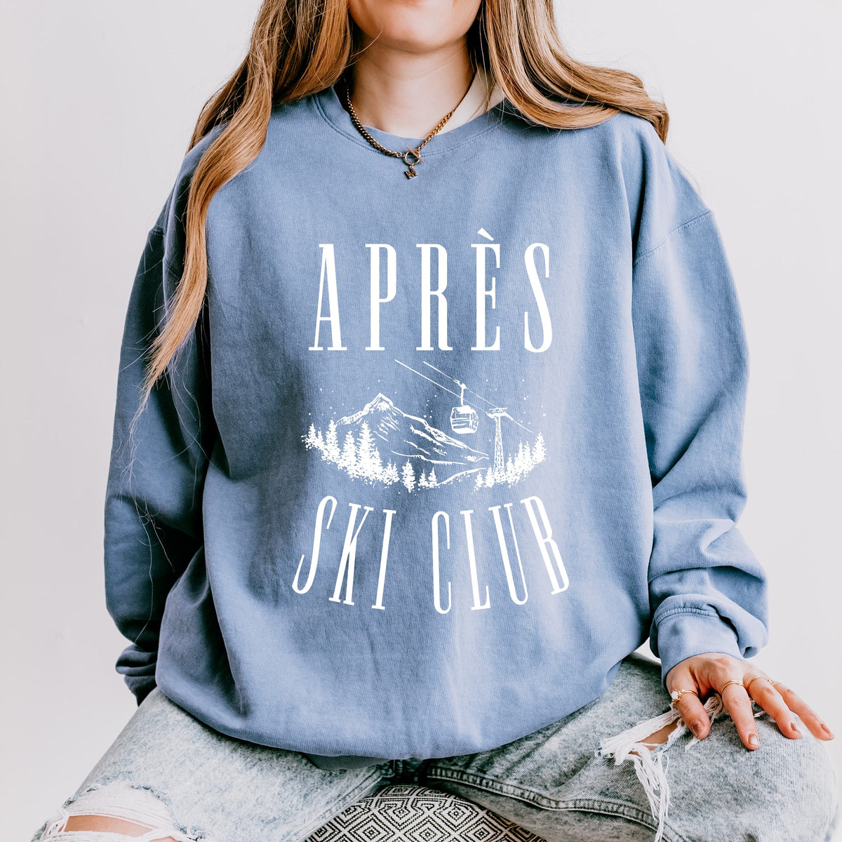 Aprés Ski Lift Outline - Women's Lightweight Garment Dyed Sweatshirt