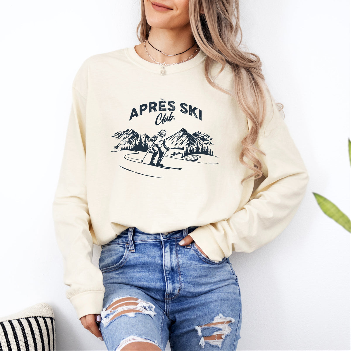 Aprés Ski Club Mountains - Women's Garment Dyed Long Sleeve Graphic T-Shirt