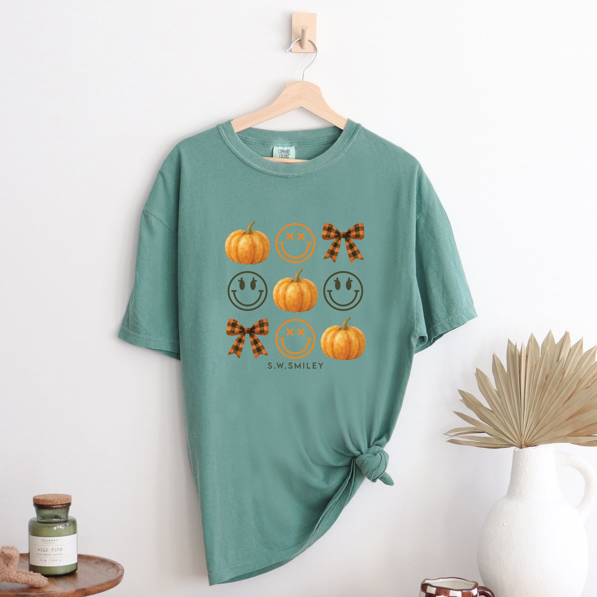 S.W.Smiley Pumpkin Coquette Chart - Women's Garment Dyed Graphic T-Shirt