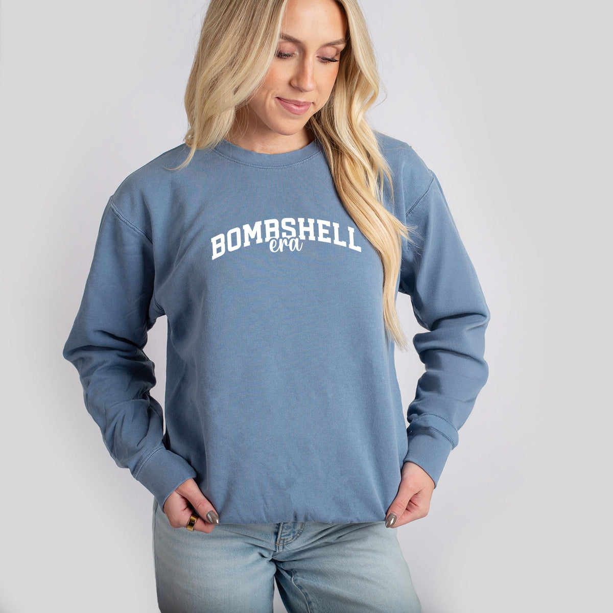 Bombshell Era Arched - Women's Lightweight Garment Dyed Sweatshirt