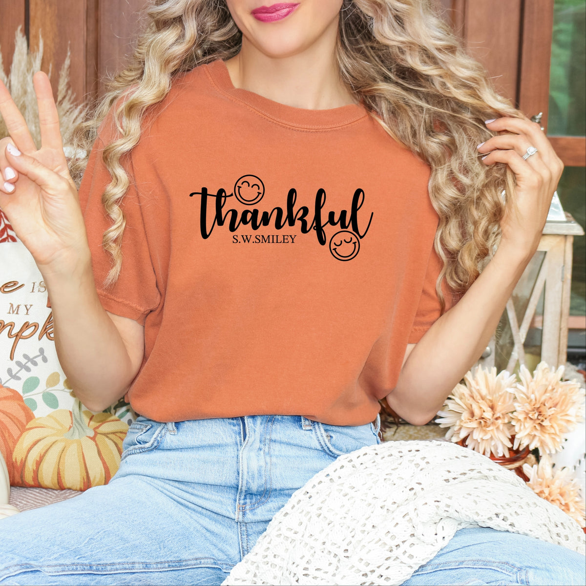 S.W.Smiley Thankful Cursive - Women's Garment Dyed Graphic T-Shirt