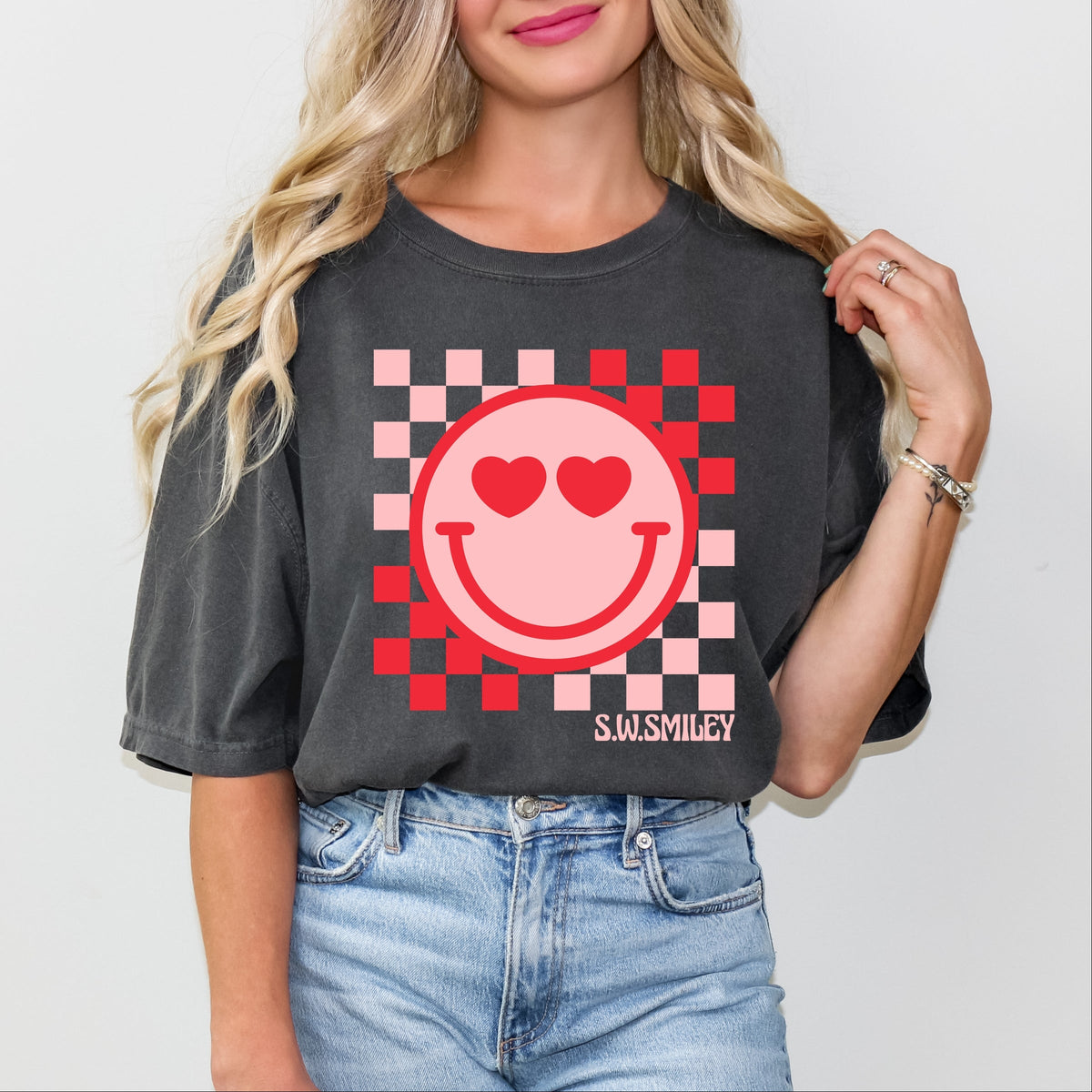 S.W.Smiley Checkered Heart Eyes Smiley - Women's Garment Dyed Graphic T-Shirt