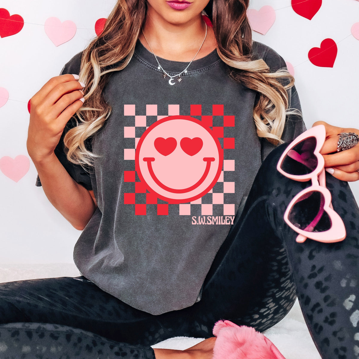 S.W.Smiley Checkered Heart Eyes Smiley - Women's Garment Dyed Graphic T-Shirt