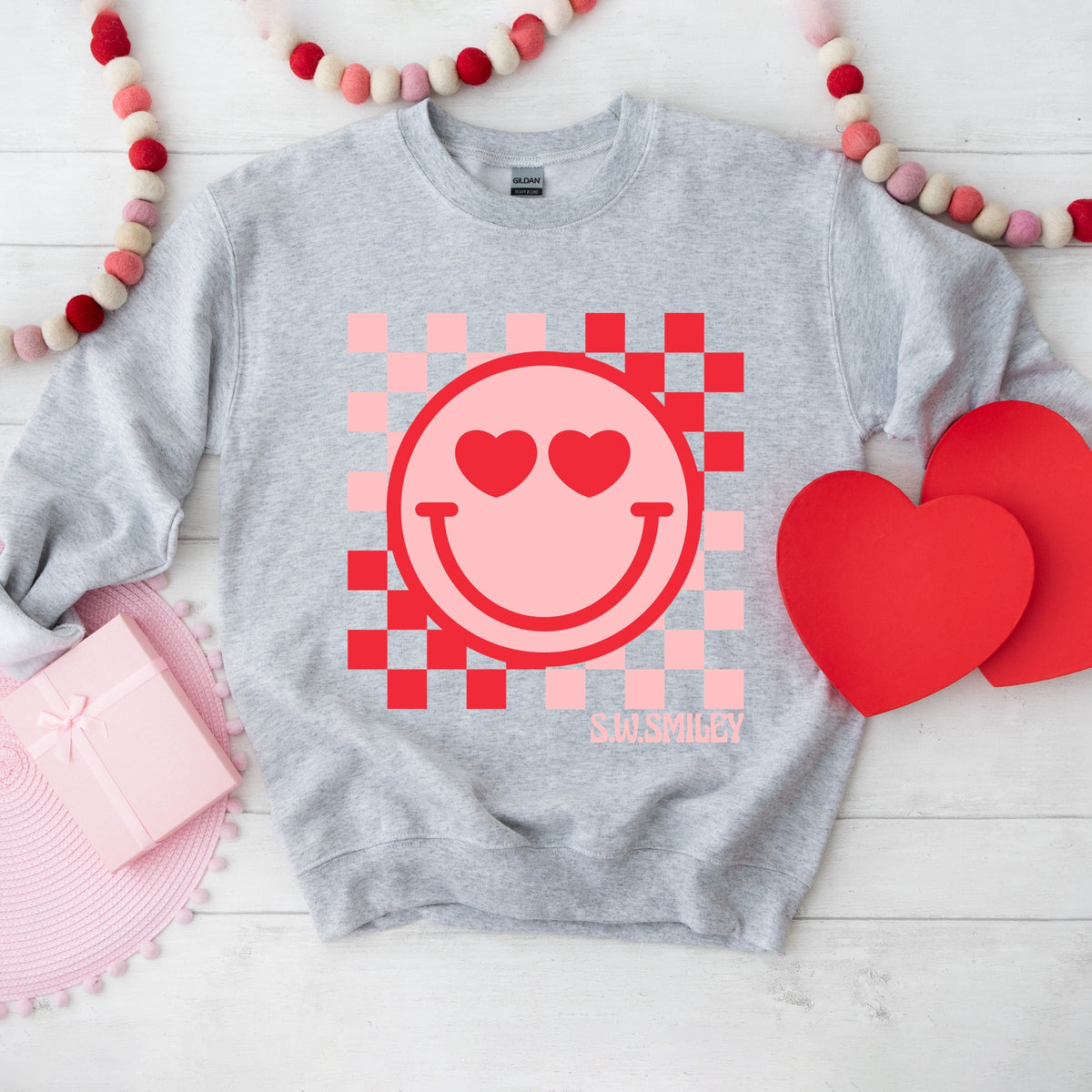S.W.Smiley Checkered Heart Eyes Smiley -  Women's Graphic Sweatshirt