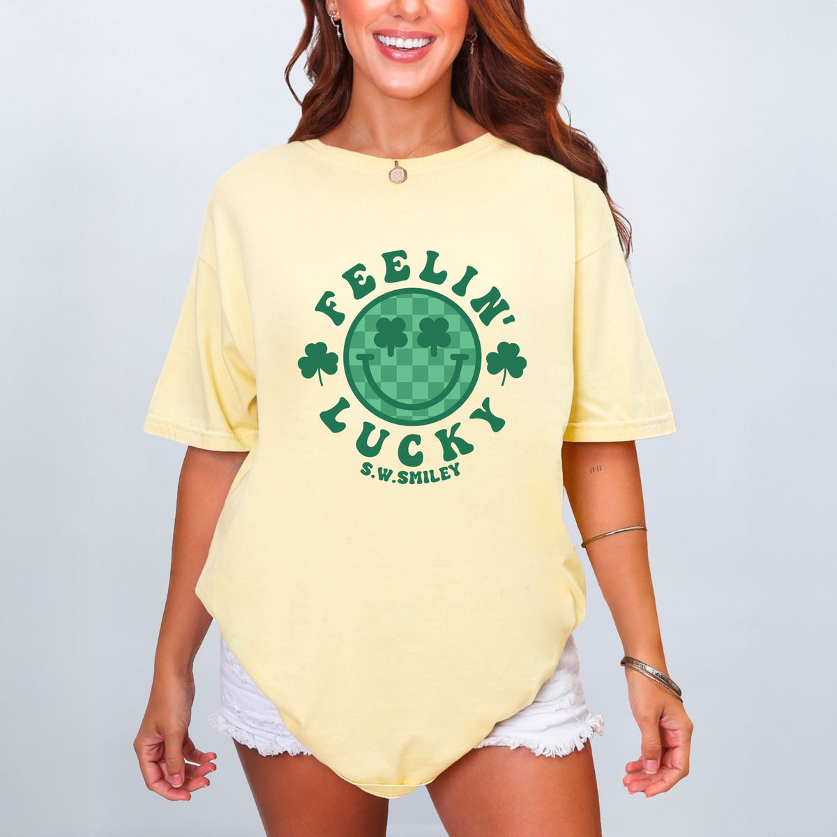 S.W.Smiley Feelin Lucky Checkered Smiley Face  - Women's Garment Dyed Graphic T-Shirt