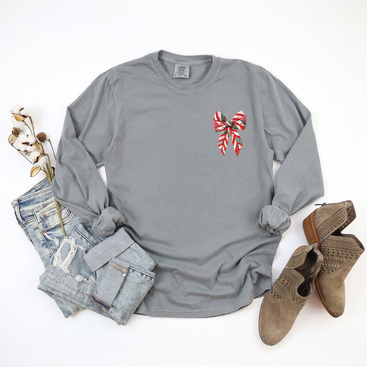 Christmas Bow Quilted Print - Women's Garment Dyed Long Sleeve Graphic T-Shirt