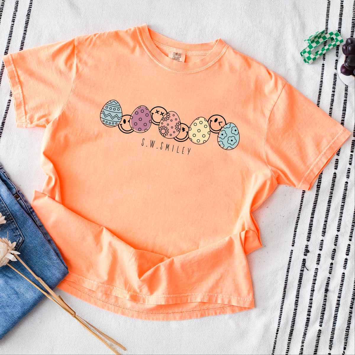 S.W.Smiley Eggs Row Outline - Women's Garment Dyed Graphic T-Shirt