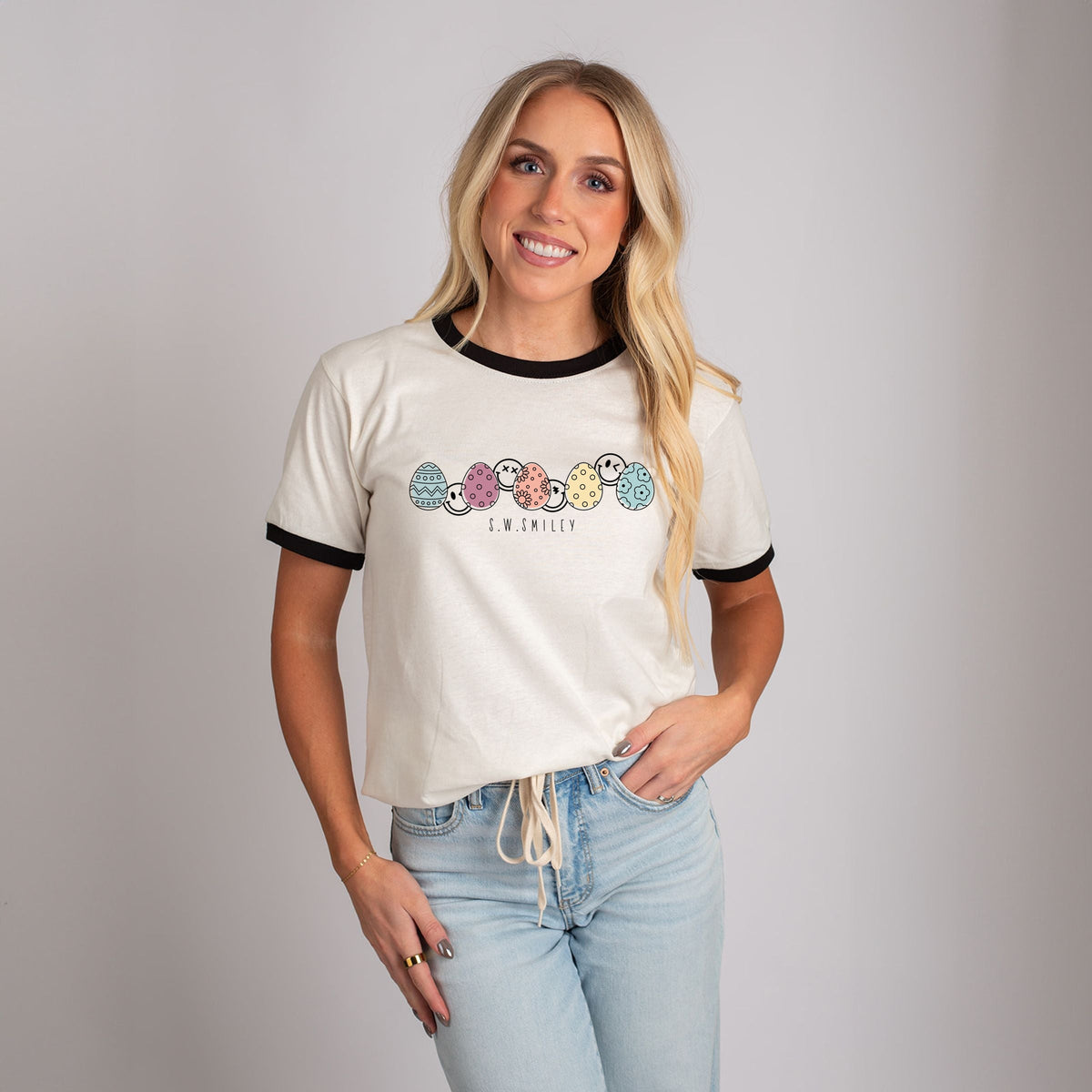 S.W.Smiley Eggs Row Outline - Women's Ringer Graphic T-Shirt