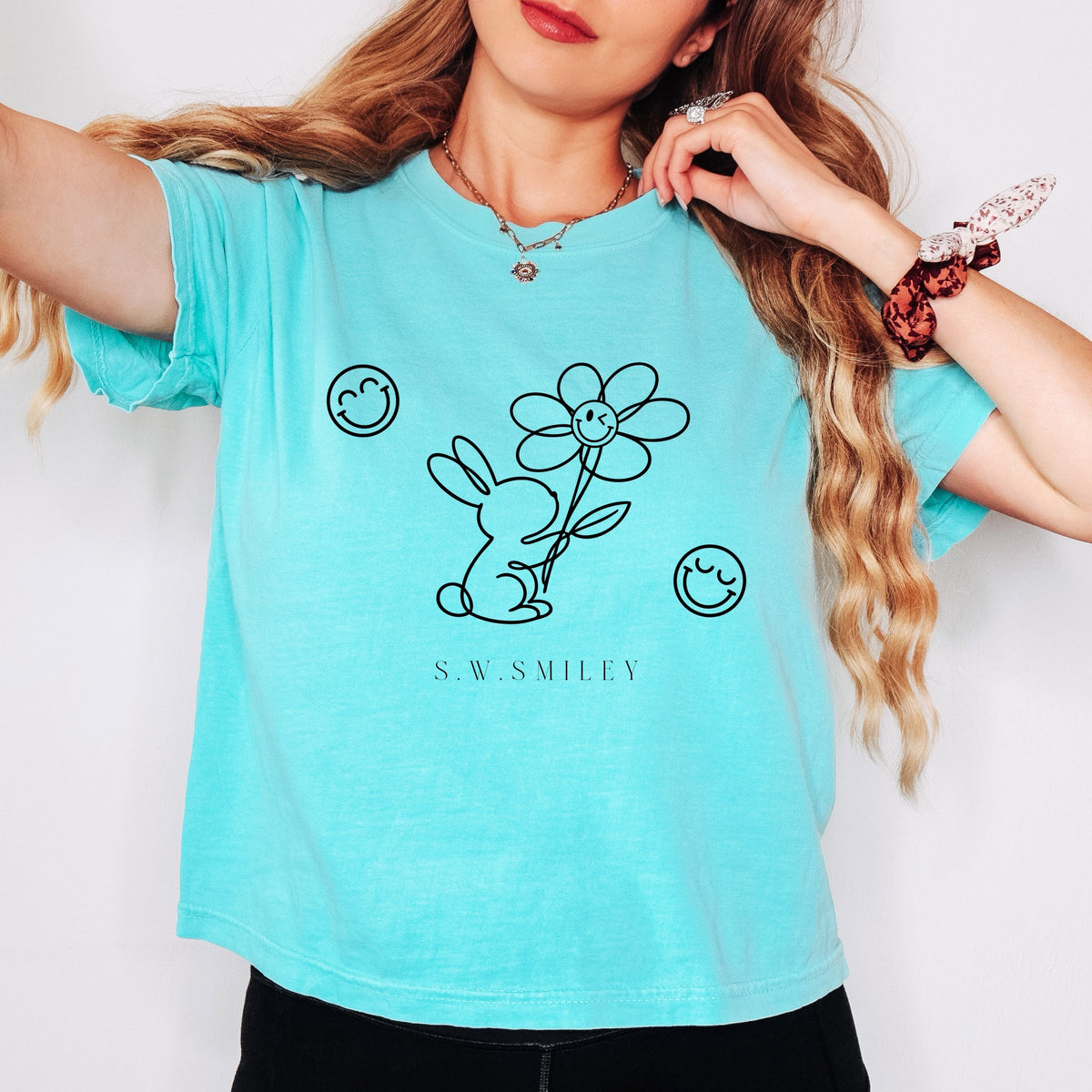 S.W.Smiley Bunny Outline Flower - Women's Boxy Crop Top Graphic T-Shirt
