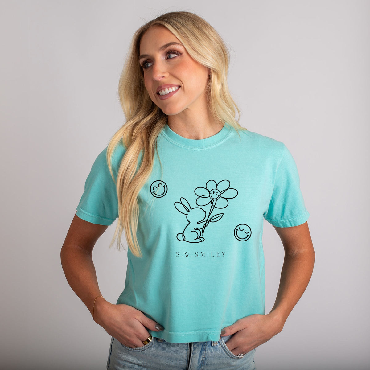 S.W.Smiley Bunny Outline Flower - Women's Boxy Crop Top Graphic T-Shirt