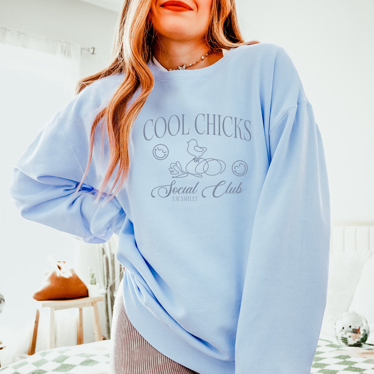 S.W.Smiley Cool Chicks Social Club - Women's Lightweight Garment Dyed Sweatshirt