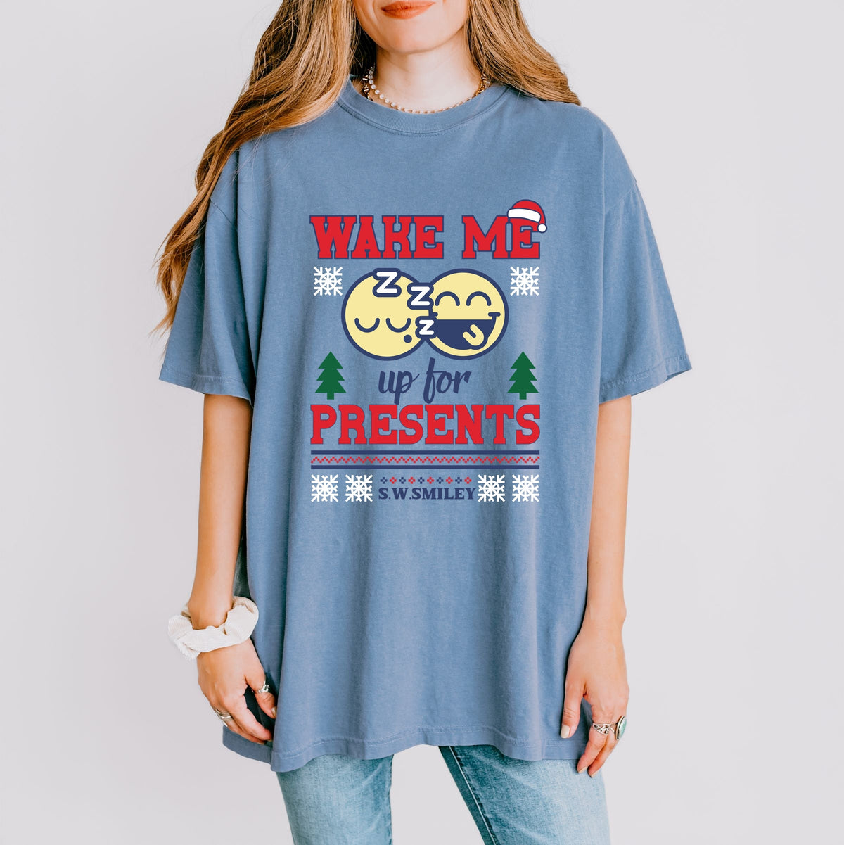 S.W.Smiley Wake Me Up For Presents - Women's Garment Dyed Graphic T-Shirt